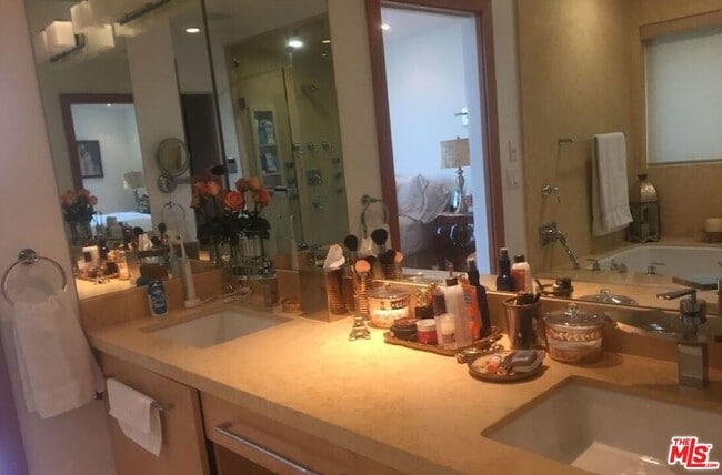 Building Photo - 3440 Shoreheights Dr