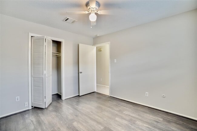 Building Photo - 10811 Sugar Hill Dr