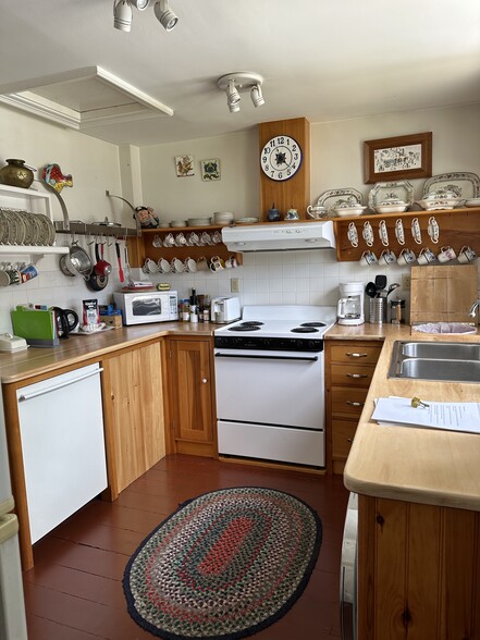 Kitchen from entry at top of stairs - 4 Bayview Sq