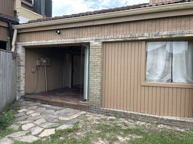 Building Photo - Live in the city of Panorama Village & enjoy all it has to offer: 27-hole golf course, 3 city par...