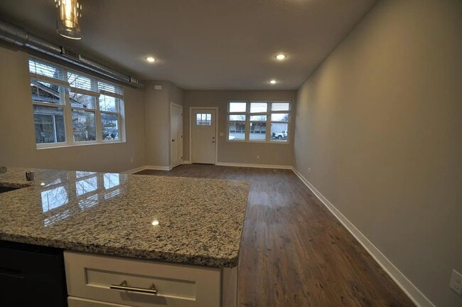 Building Photo - Spacious 2 Bedroom 2 Bathroom On the Greenway!