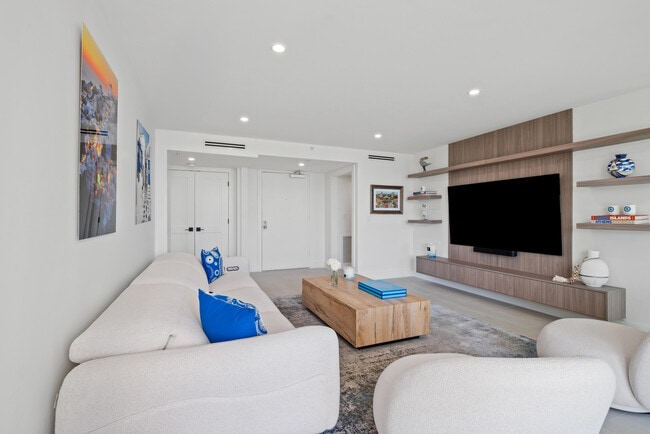 Building Photo - 100 SE 5th Ave