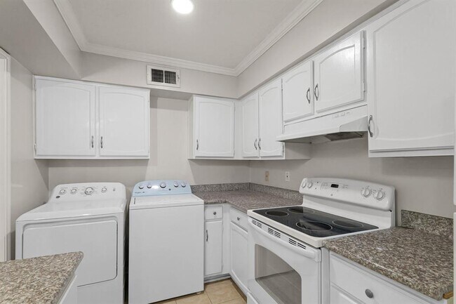Building Photo - 355 N Post Oak Ln