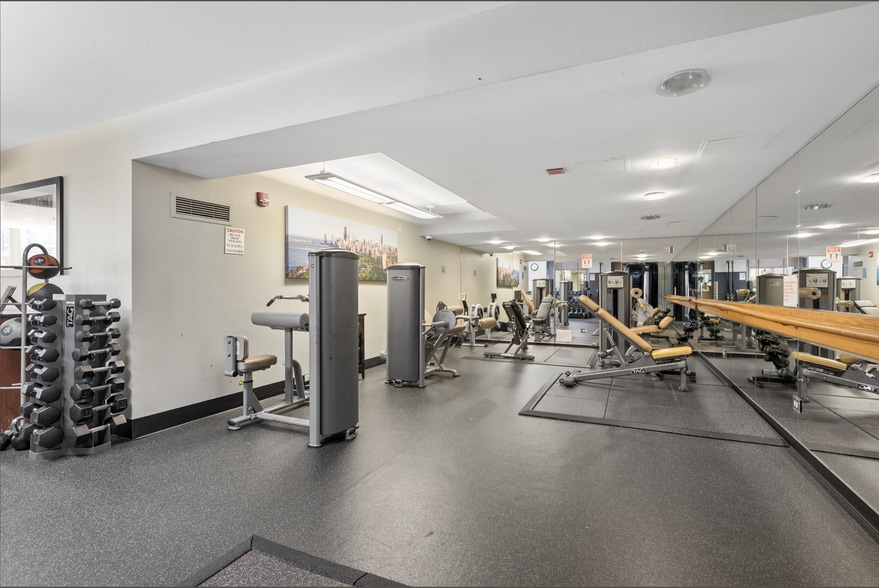 Building Photo - 345 N La Salle Dr