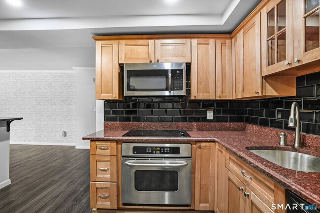 Building Photo - 143 Hoyt St