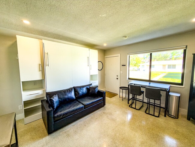 Building Photo - 47 NE 16th Pl