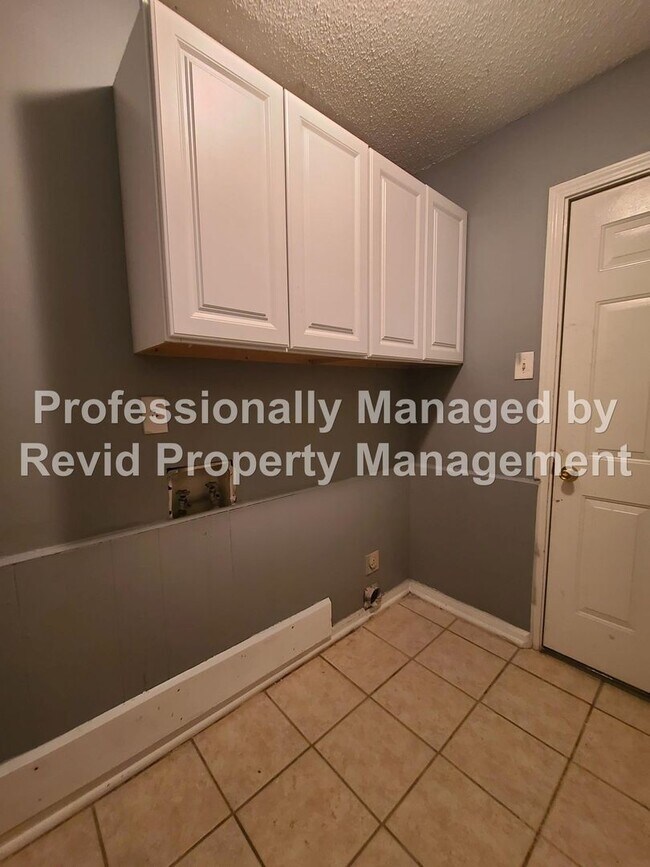 Building Photo - 6771 Bainbridge Dr