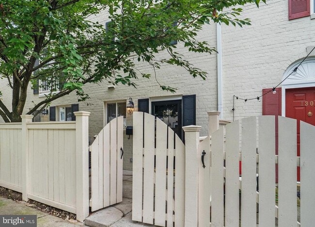 Building Photo - 1309 N Van Dorn St