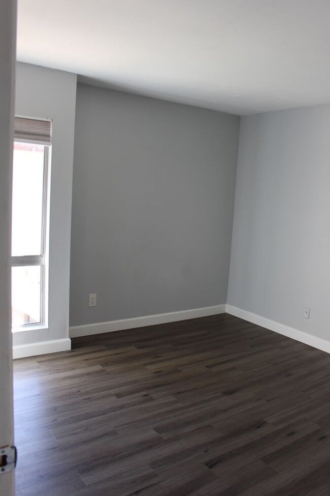 Building Photo - Upstairs 1 bedroom in Fairmont Gardens Com...