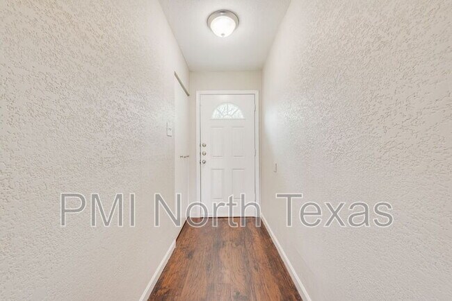 Building Photo - 305 Live Oak Dr