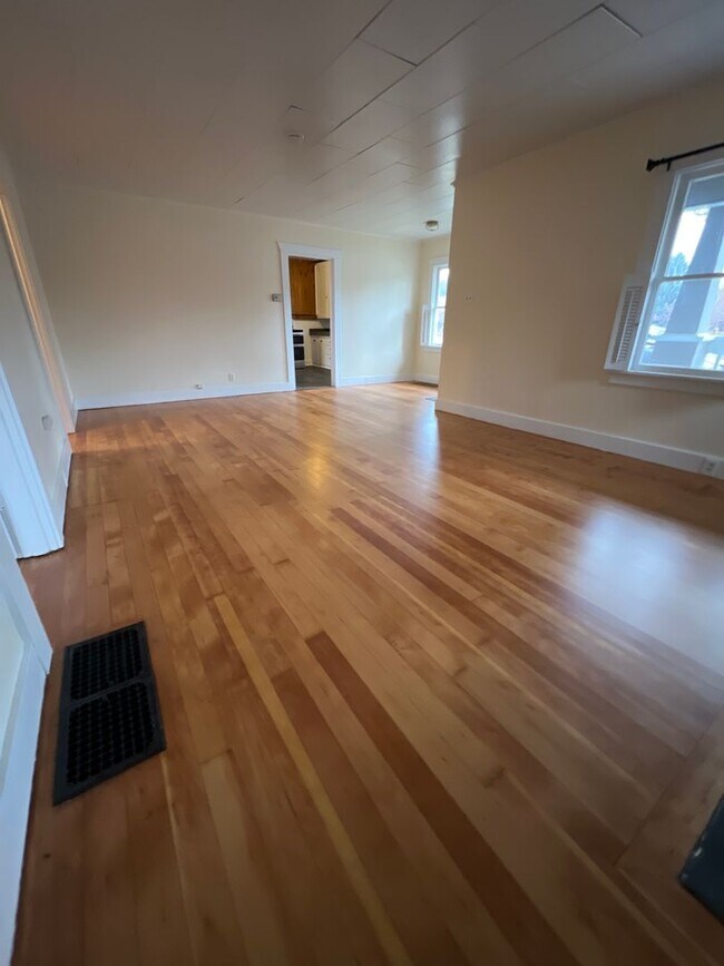 Building Photo - Remodeled DOWNTOWN Bend House, Newer Flooring/Paint/Appliances, Gas heat, Small Garage, Fenced Yard
