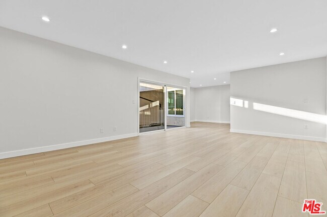 Building Photo - 330 E Dryden St