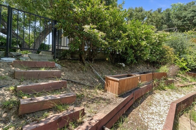 Building Photo - This beautifully updated 4-Bed, 2-Bath Home in Glenoaks Canyon is now available!