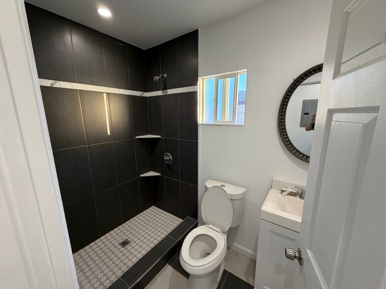 Building Photo - 6511 Clybourn Ave