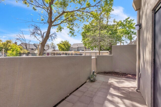 Building Photo - **Completely Remodeled ** 1BR/1BA w/ Private Patio + Garage in Sacramento **