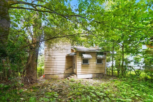 Building Photo - Two Bedroom in Dayton!