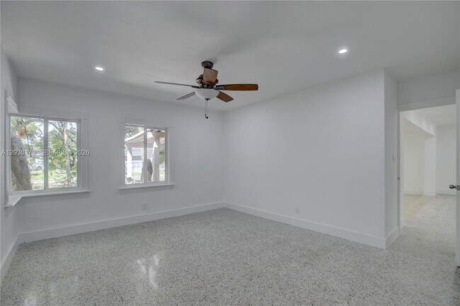 Building Photo - 616 SW 11th Ct