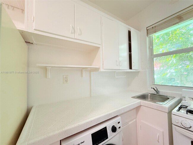 Building Photo - 315 W 28th St