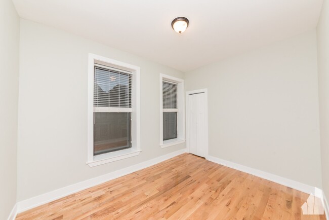 Building Photo - Great 3 bedroom in East Lakeview with clos...