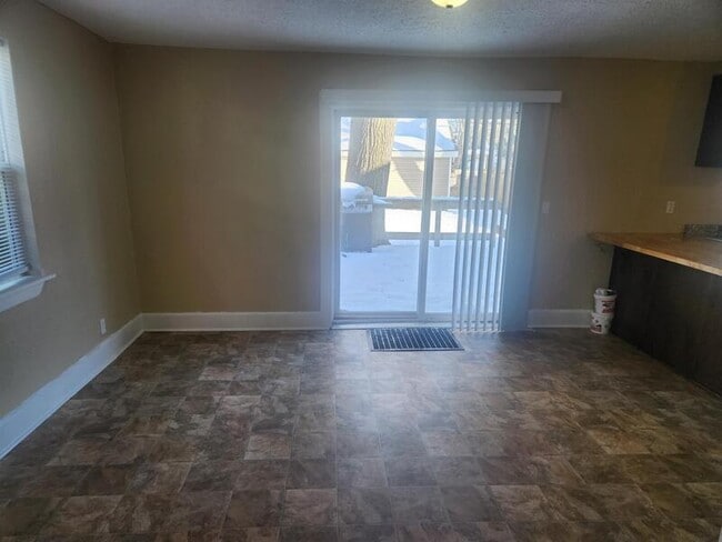 Building Photo - 801 N Gladstone Ave