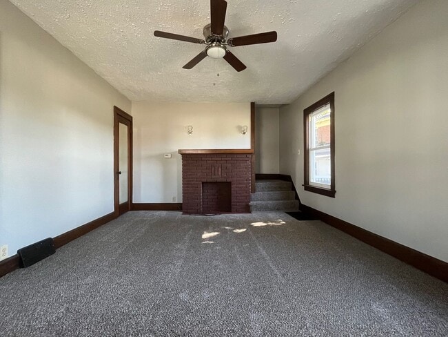 Building Photo - Three Bedroom Home