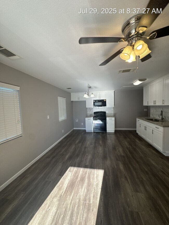 Building Photo - 3744