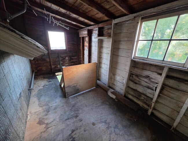 Building Photo - 124 S Lake St