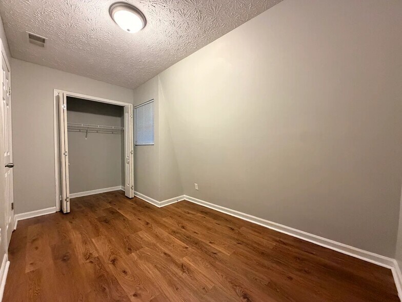 Building Photo - 207 Rustwood Dr