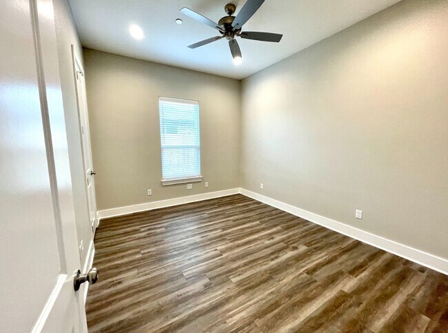 Building Photo - 710 Vassar Ct