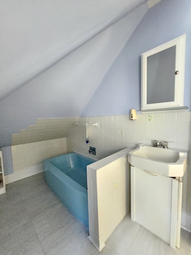 Building Photo - 387 College Ave