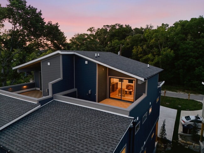 Building Photo - "Spacious 4-Bed, 4.5 bath, AMAZING views, fenced in yard