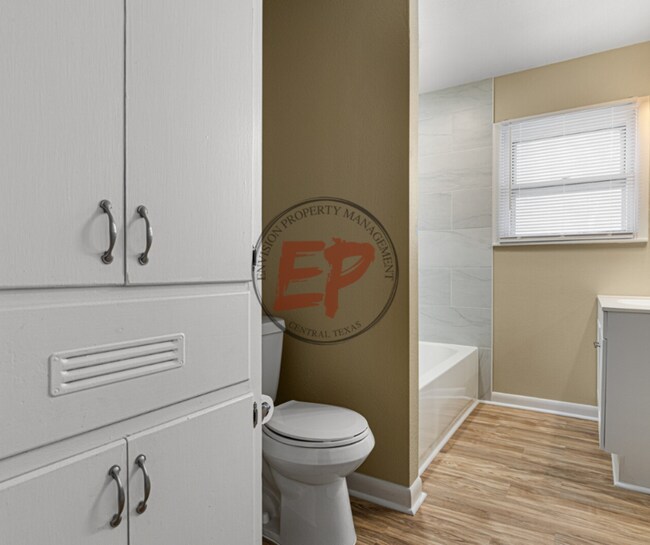 Building Photo - 817 Lawrence Dr