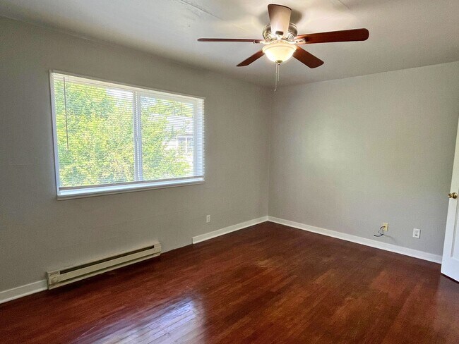 Building Photo - (UNM 355-11)  2 bed/1 bath Apartment