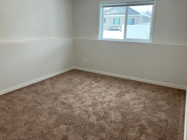 Building Photo - 4 Bed 3 Bath