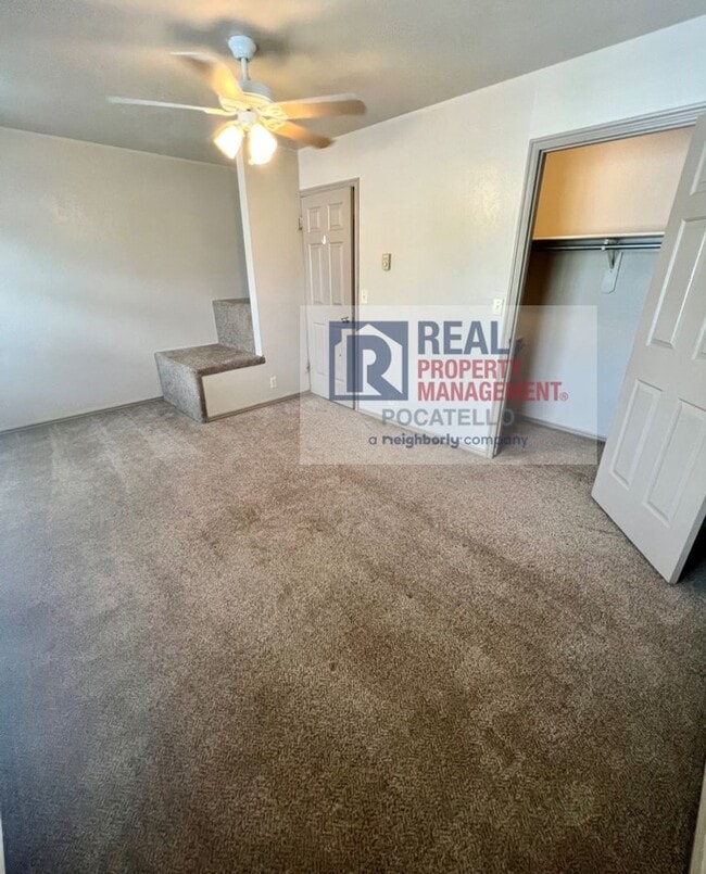Building Photo - 3 bed 1.5 Bath Duplex - 1 Car Garage