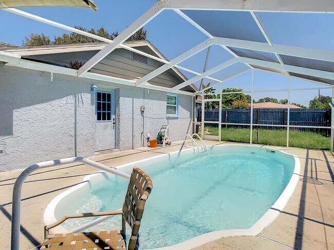 Building Photo - 4 Bedroom POOL Home in Largo