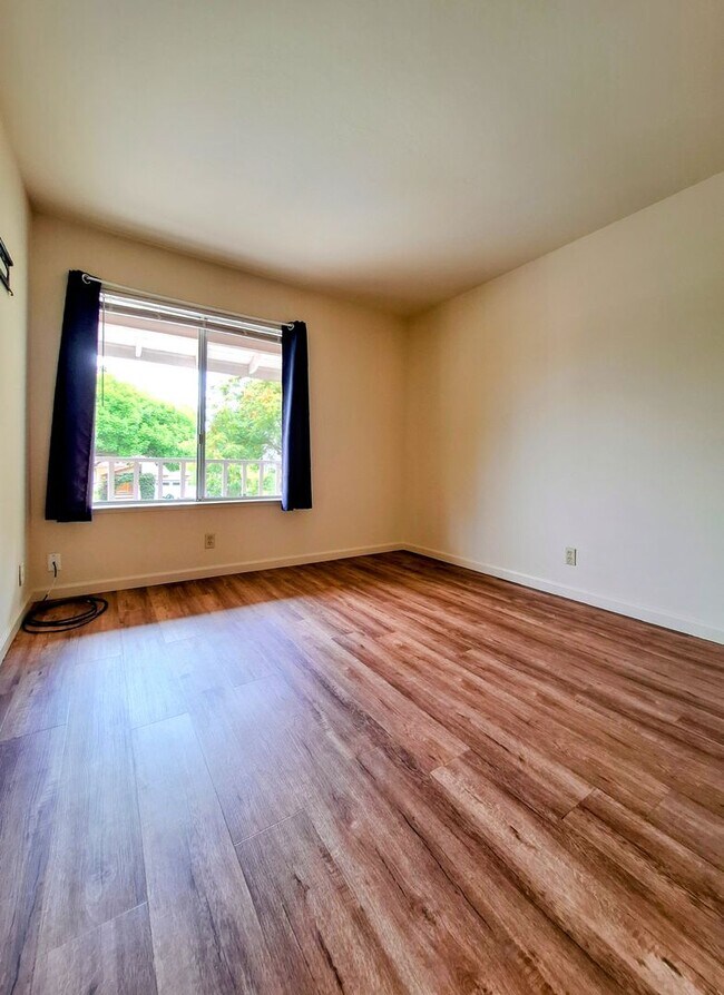 Building Photo - Spacious 4bd Tri-Level Home w/Central Heat...