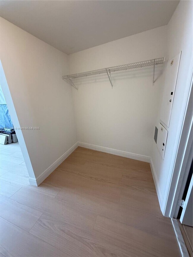 Building Photo - 1750 N Bayshore Dr