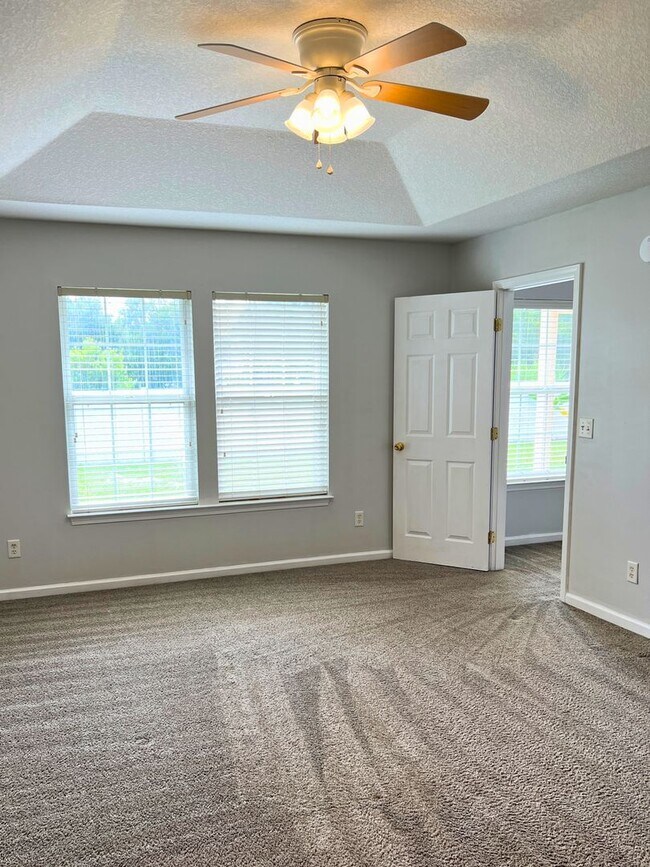 Building Photo - 3/2 centrally located!!