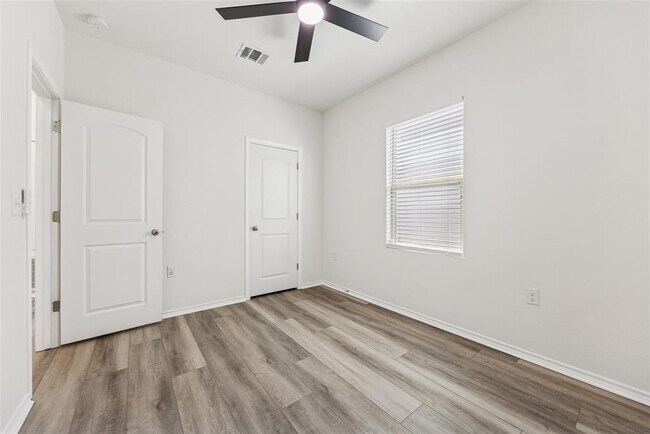 Building Photo - 6401 Graymont Dr