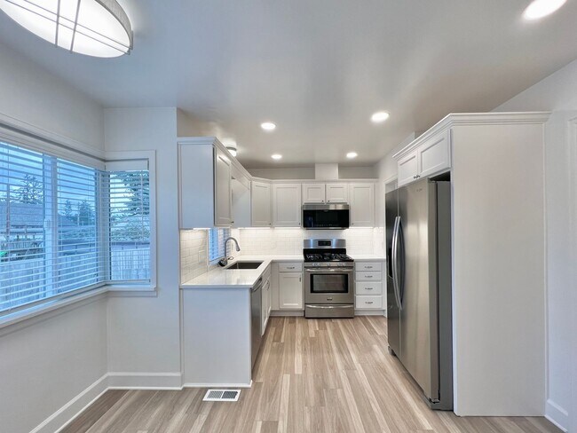 Building Photo - Newly Renovated 3 bed 2 bath With Huge Bac...