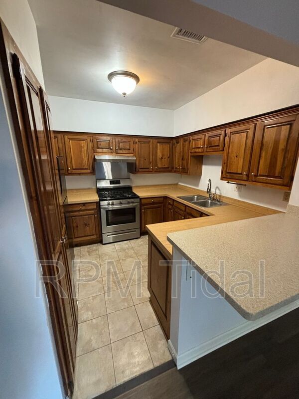 Building Photo - 610 Guy Ln