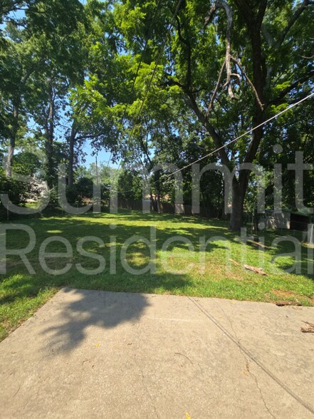 Building Photo - 2500 NE 46th St