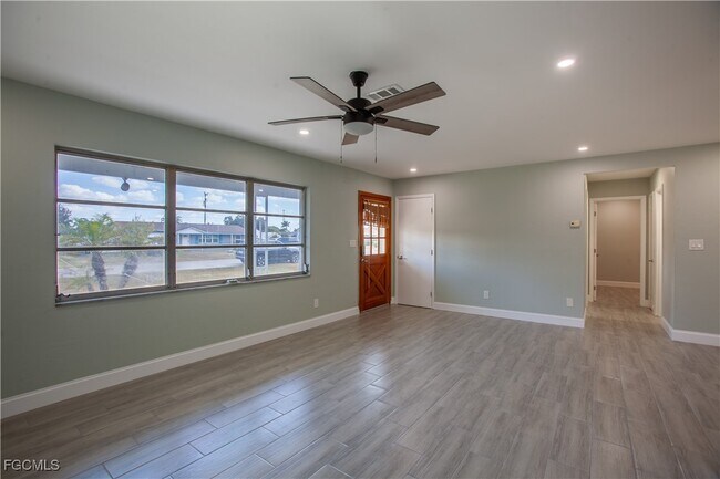 Building Photo - 348 Crestwood Ave