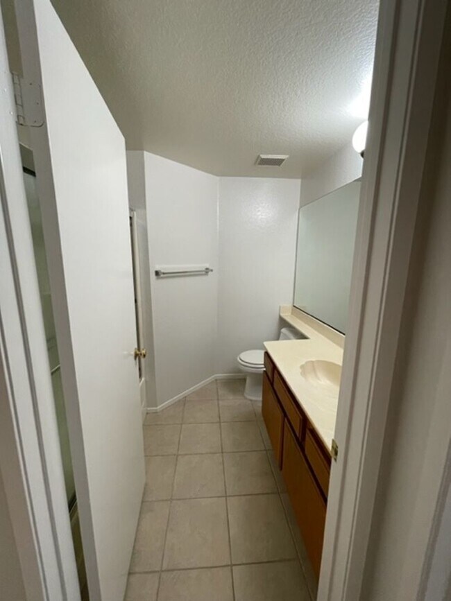 Building Photo - Large 2 Bedroom, 2 Bath Condo with 2 Parki...