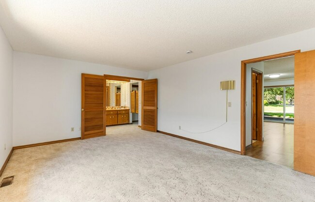 Building Photo - Prime Charbonneau Golf Community Location! 2 Bed, 2.5 Bath + Den, A/C, Washer/Dryer and Garage