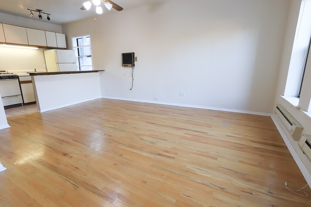 Building Photo - 823 W Newport Ave