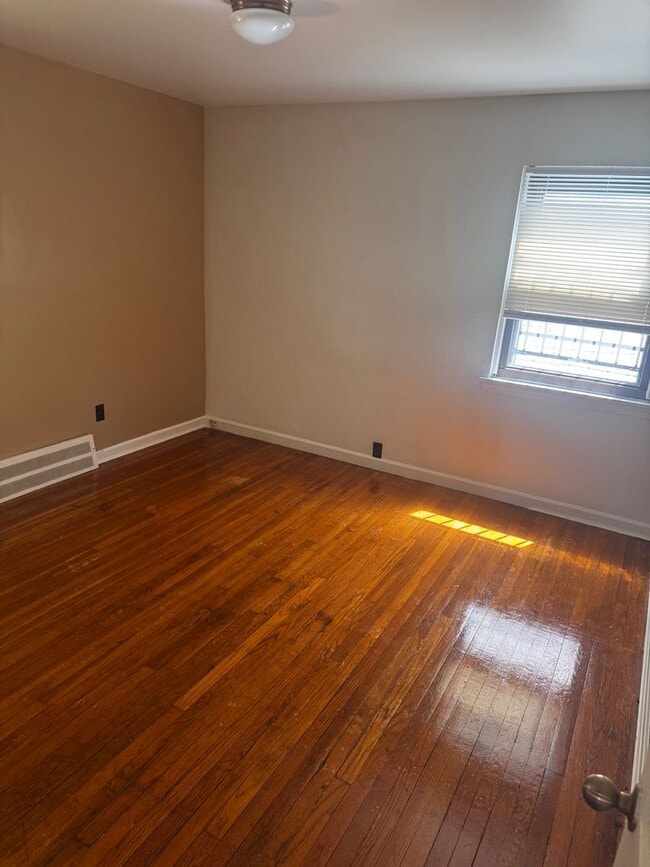 Building Photo - 3 bed 1 bath