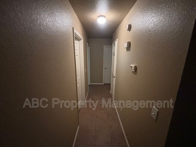 Building Photo - 2810 Wildwood Dr
