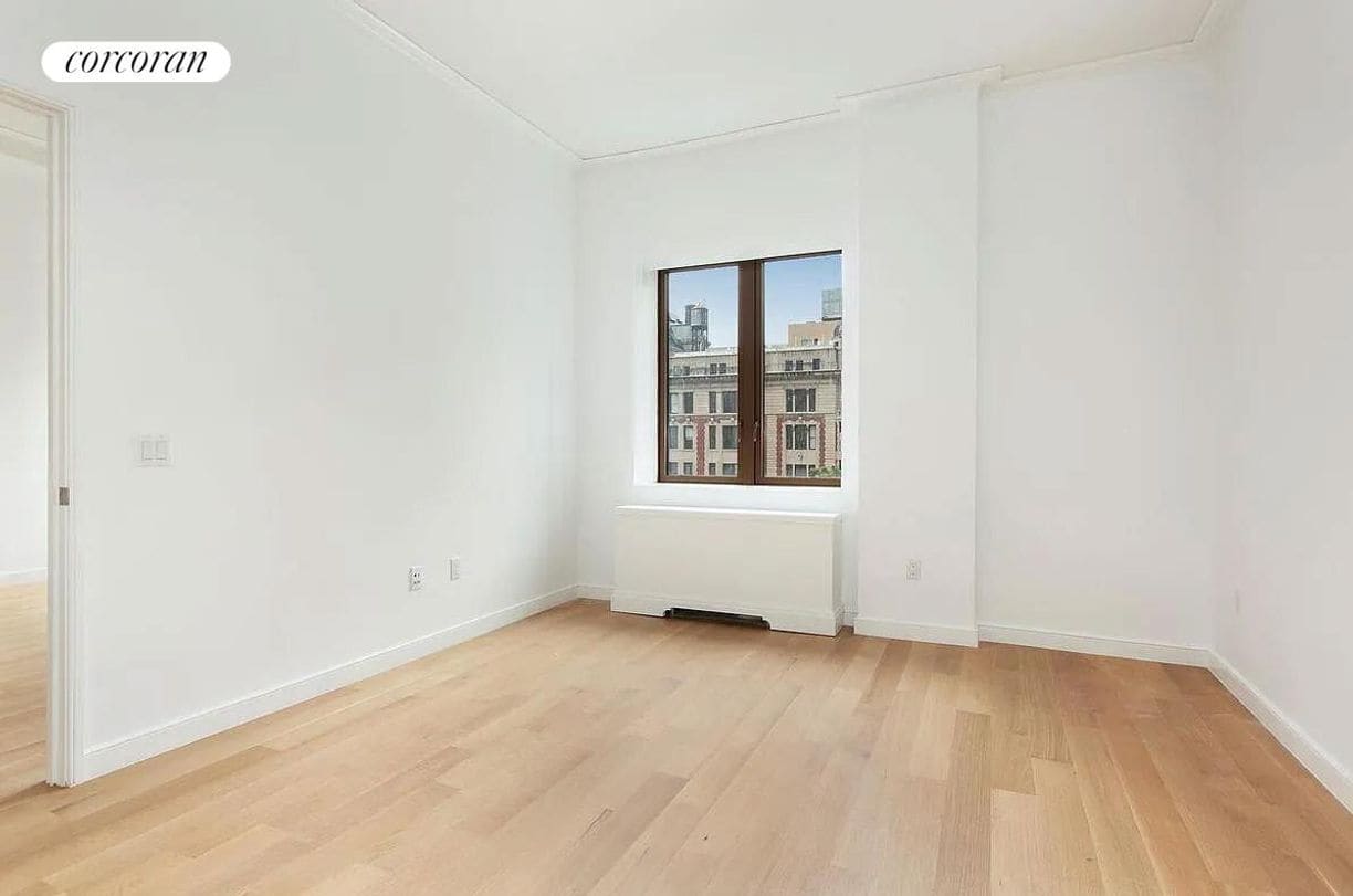 Building Photo - 225 E 19th St